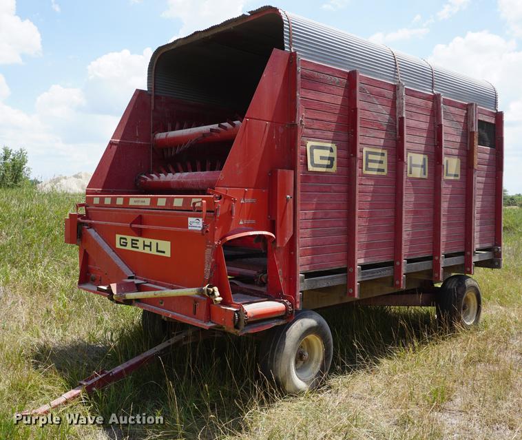 image for item DD7749 Gehl BU910 silage wagon
