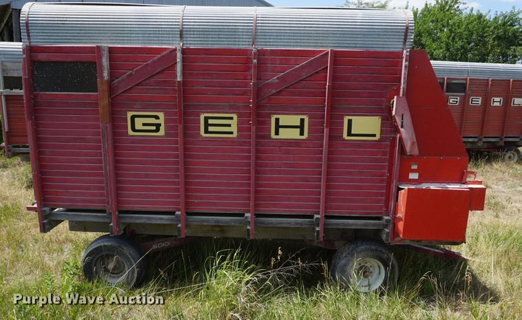 image for item DD7749 Gehl BU910 silage wagon