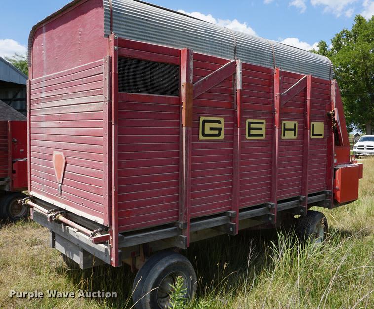 image for item DD7749 Gehl BU910 silage wagon