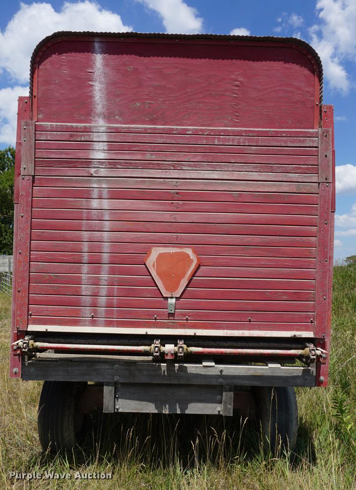 image for item DD7749 Gehl BU910 silage wagon