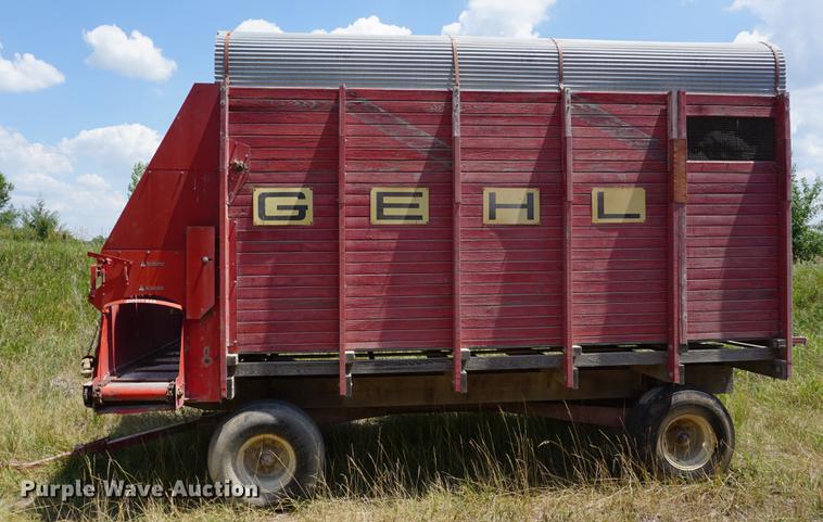 image for item DD7749 Gehl BU910 silage wagon