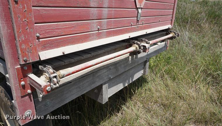 image for item DD7749 Gehl BU910 silage wagon
