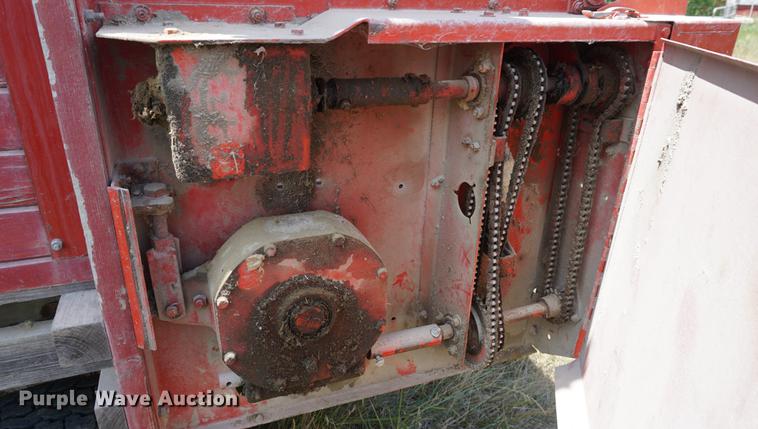 image for item DD7749 Gehl BU910 silage wagon