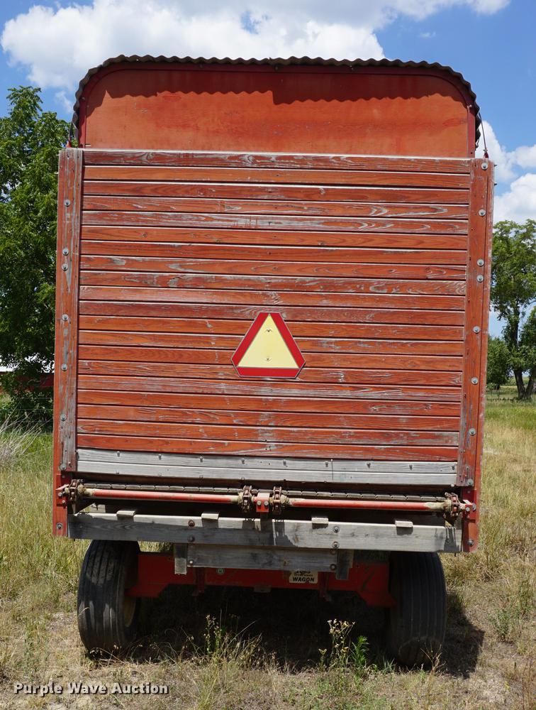 image for item DD7751 Gehl BU910 silage wagon