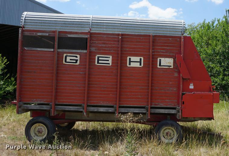 image for item DD7751 Gehl BU910 silage wagon