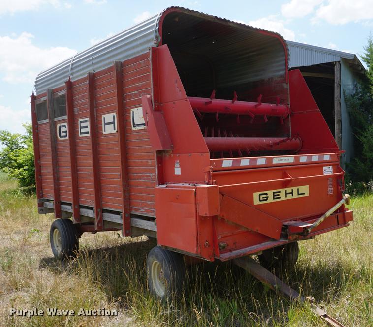 image for item DD7751 Gehl BU910 silage wagon