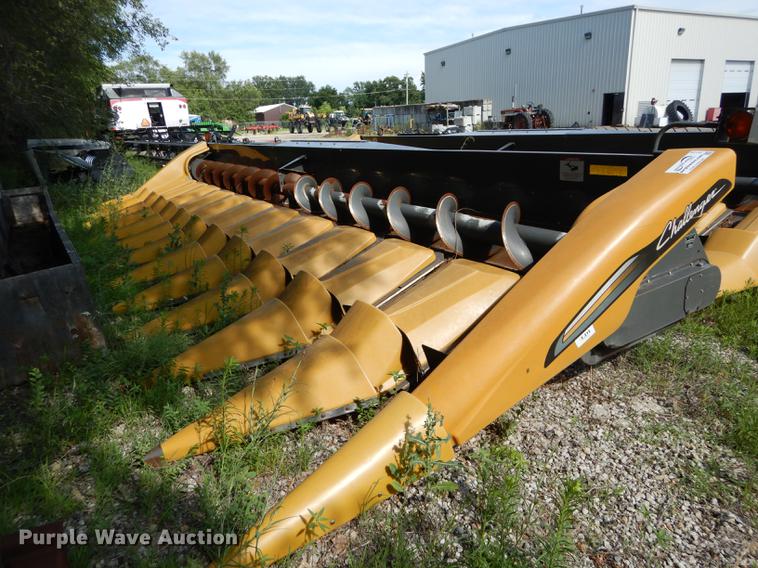 image for item DE1792 2012 Challenger CH1230 corn head