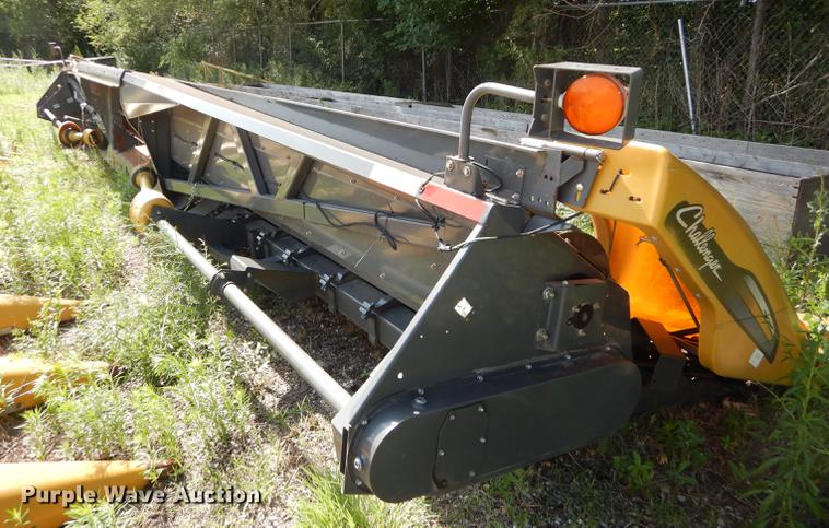 image for item DE1792 2012 Challenger CH1230 corn head