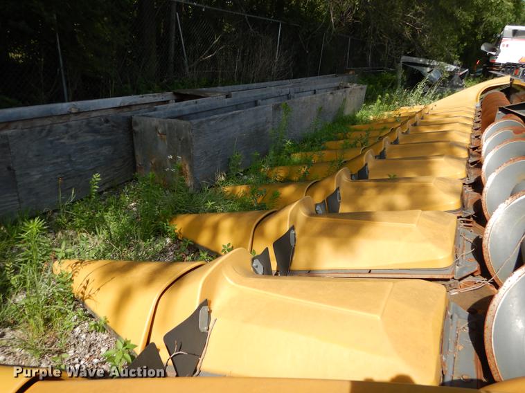 image for item DE1792 2012 Challenger CH1230 corn head