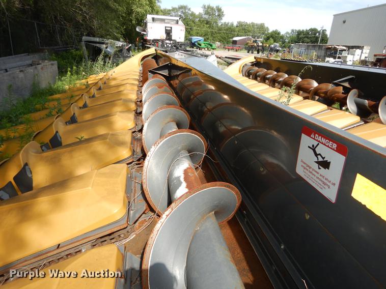 image for item DE1792 2012 Challenger CH1230 corn head