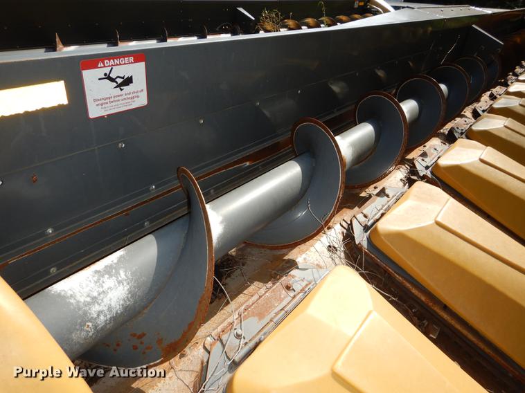 image for item DE1792 2012 Challenger CH1230 corn head