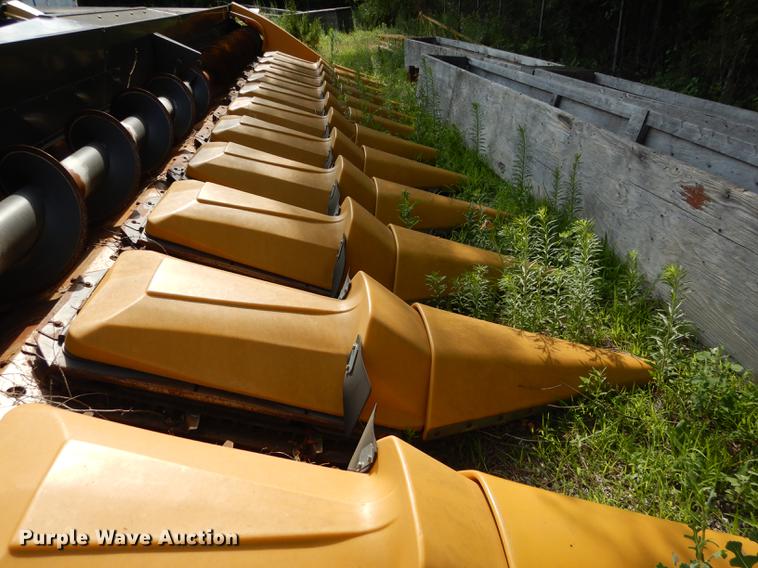 image for item DE1792 2012 Challenger CH1230 corn head