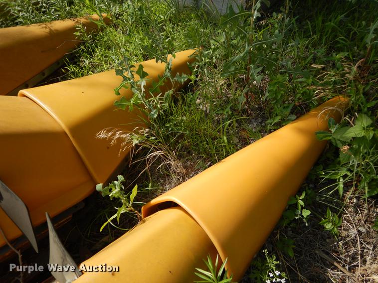 image for item DE1792 2012 Challenger CH1230 corn head