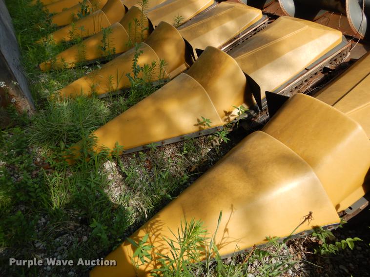 image for item DE1792 2012 Challenger CH1230 corn head