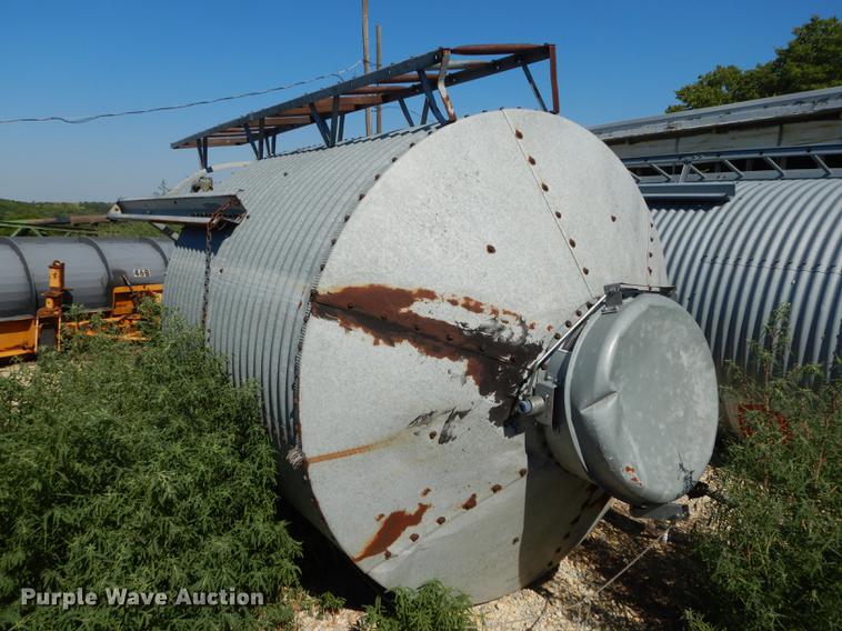 (2) Chore Time feed bins in Junction City, KS Item DE1825 sold
