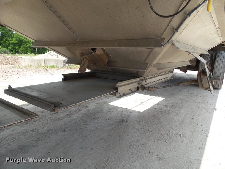 image for item DZ9347 2015 Wilson DWH 550B double hopper grain trailer