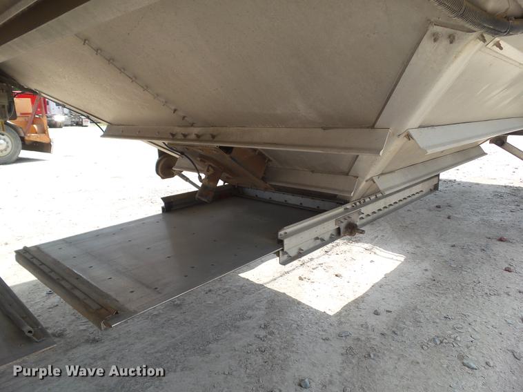 image for item DZ9347 2015 Wilson DWH 550B double hopper grain trailer