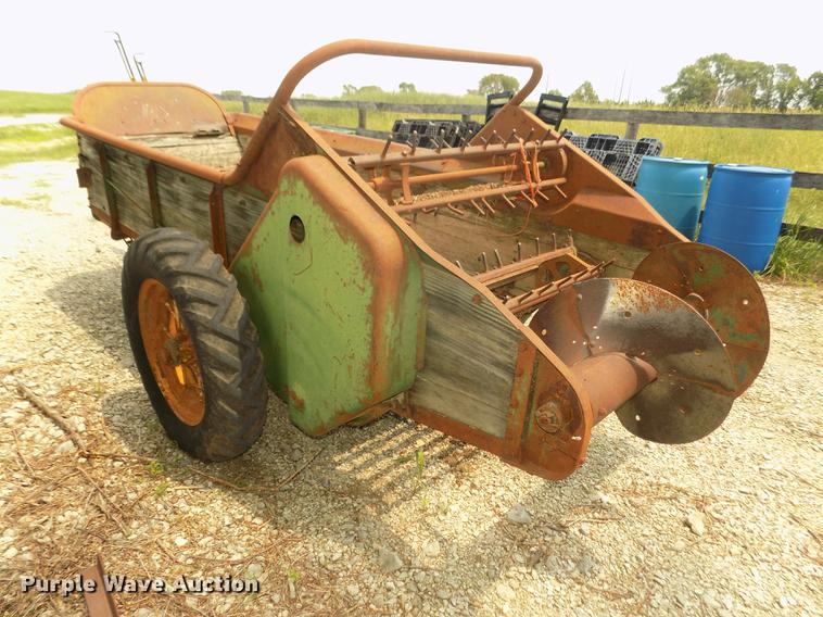 image for item DZ9518 John Deere L Series 51 manure spreader