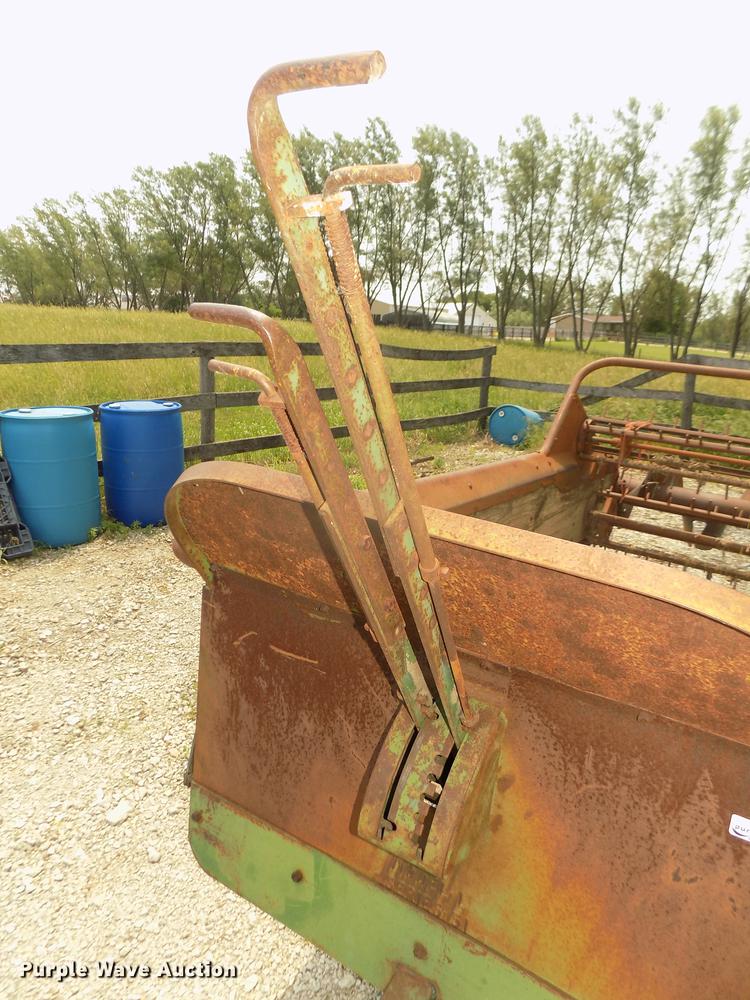 image for item DZ9518 John Deere L Series 51 manure spreader