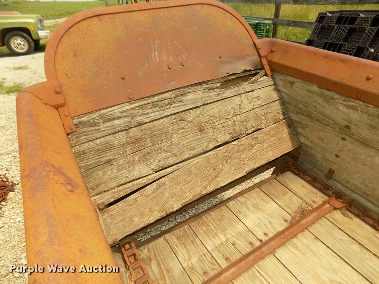image for item DZ9518 John Deere L Series 51 manure spreader