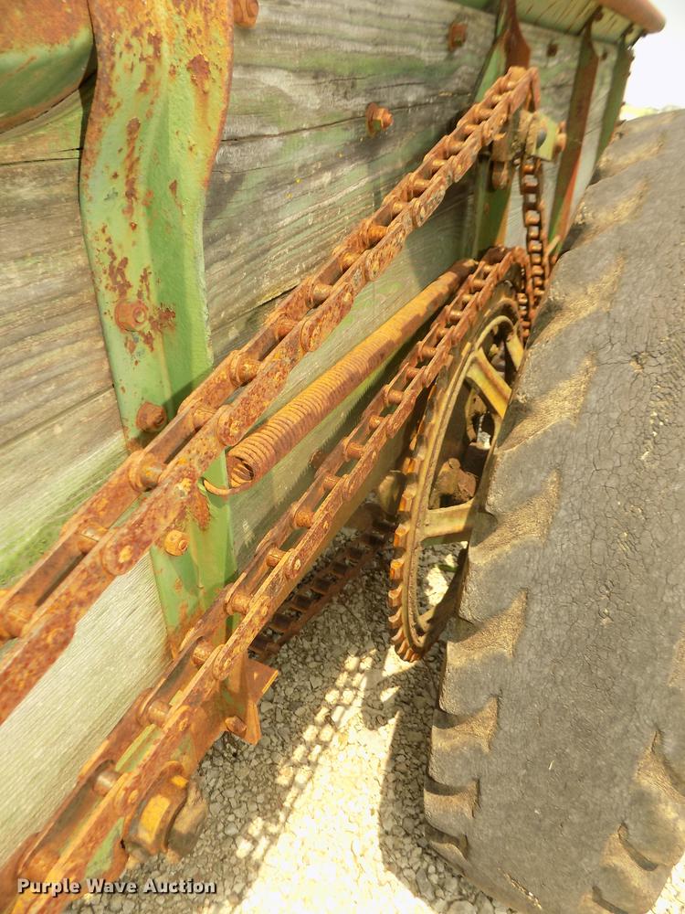 image for item DZ9518 John Deere L Series 51 manure spreader