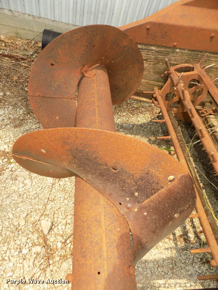 image for item DZ9518 John Deere L Series 51 manure spreader