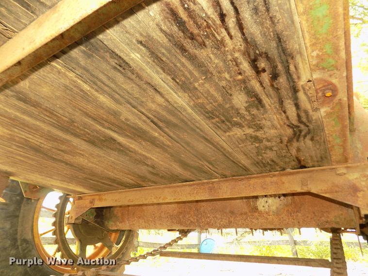 image for item DZ9518 John Deere L Series 51 manure spreader