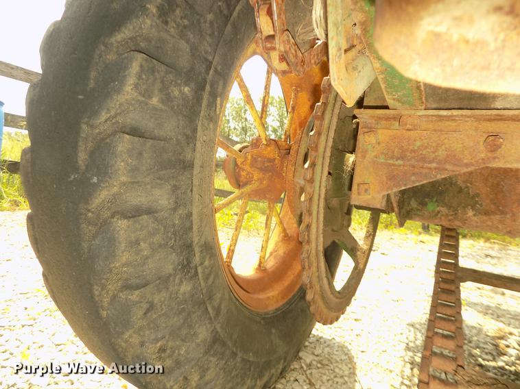 image for item DZ9518 John Deere L Series 51 manure spreader