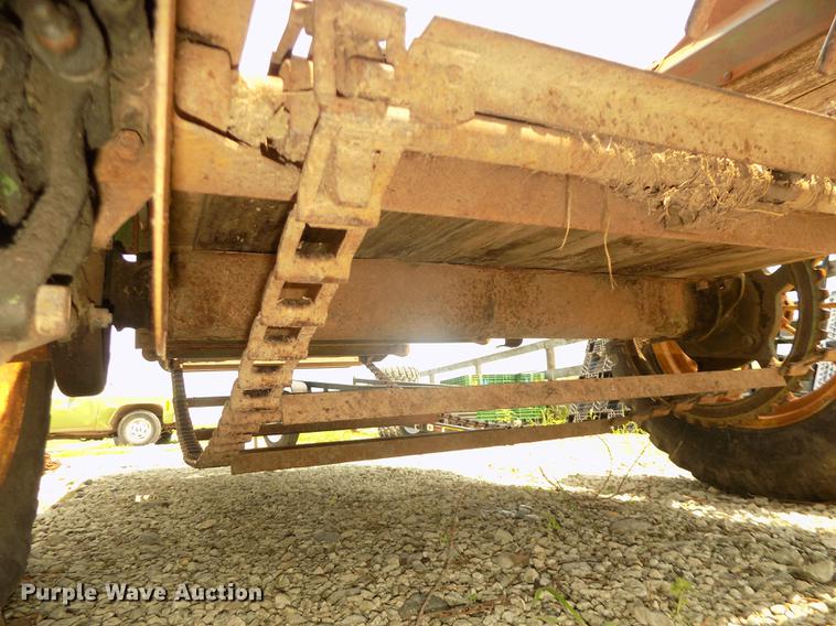 image for item DZ9518 John Deere L Series 51 manure spreader