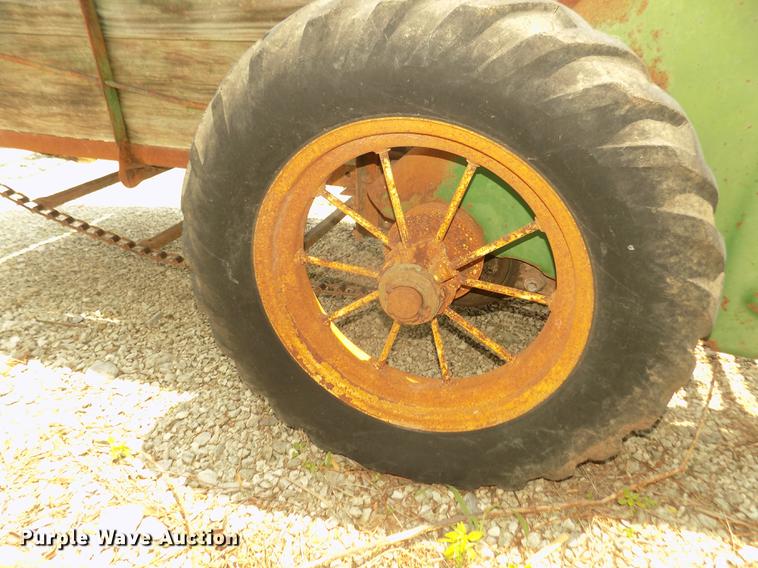 image for item DZ9518 John Deere L Series 51 manure spreader