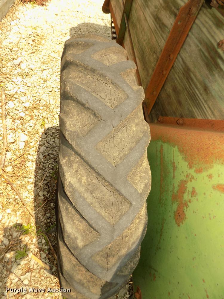 image for item DZ9518 John Deere L Series 51 manure spreader