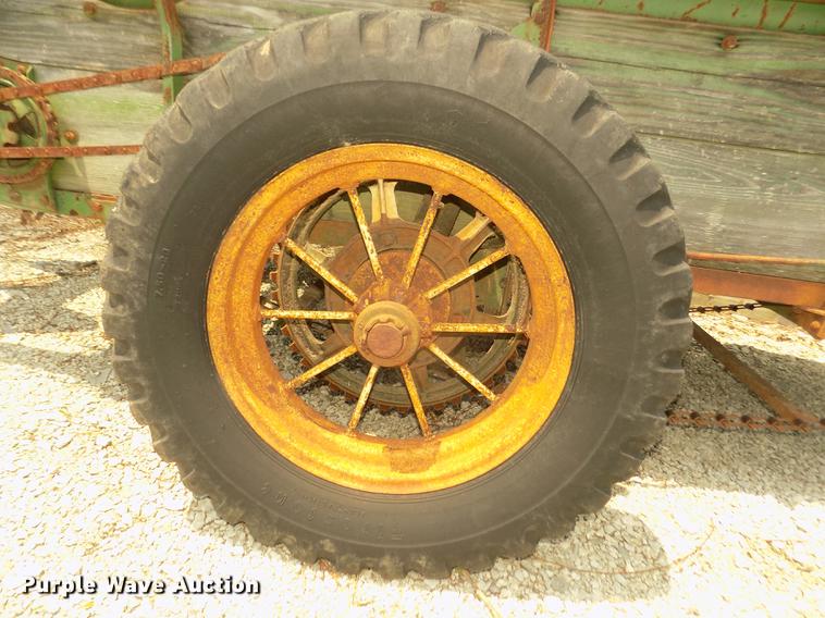 image for item DZ9518 John Deere L Series 51 manure spreader