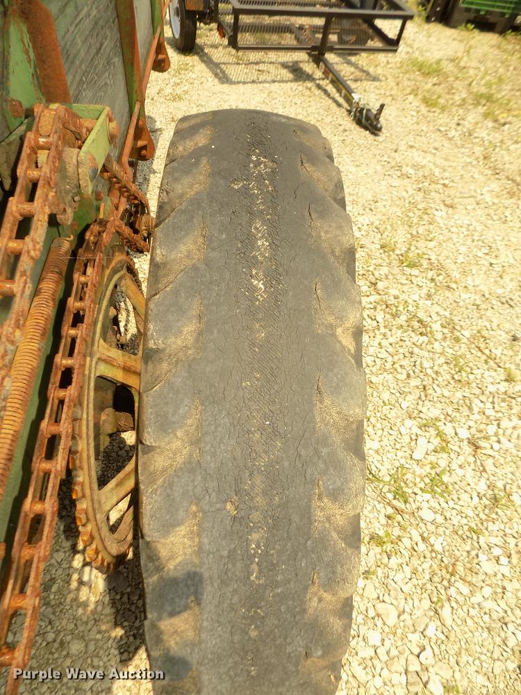 image for item DZ9518 John Deere L Series 51 manure spreader