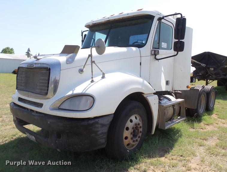 image for item DD1151 2003 Freightliner Columbia semi truck