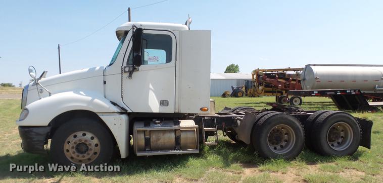 image for item DD1151 2003 Freightliner Columbia semi truck