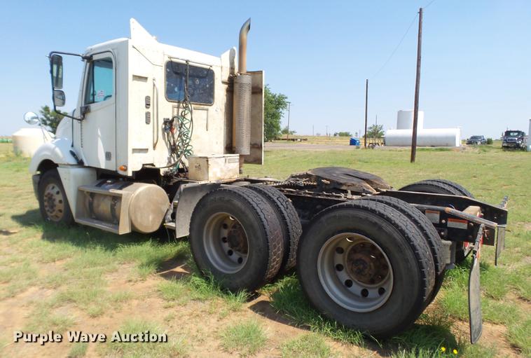 image for item DD1151 2003 Freightliner Columbia semi truck