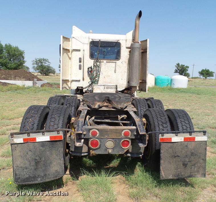 image for item DD1151 2003 Freightliner Columbia semi truck
