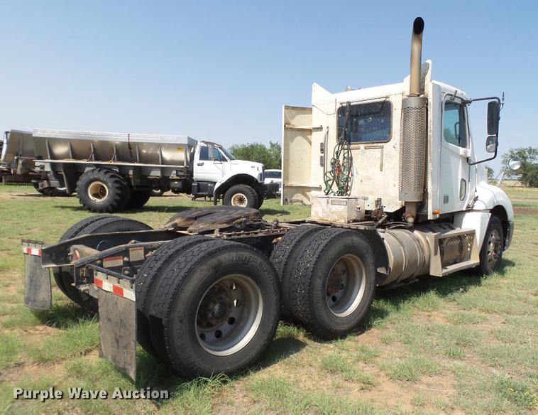 image for item DD1151 2003 Freightliner Columbia semi truck
