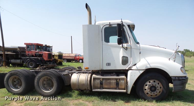 image for item DD1151 2003 Freightliner Columbia semi truck