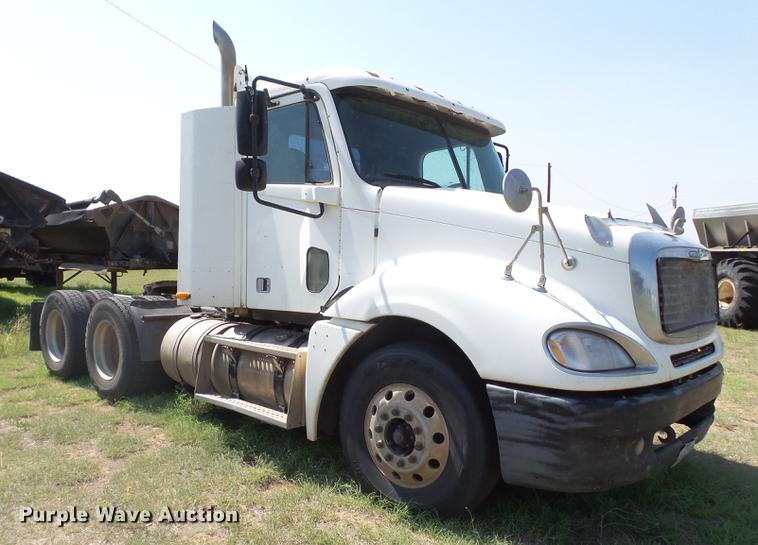 image for item DD1151 2003 Freightliner Columbia semi truck