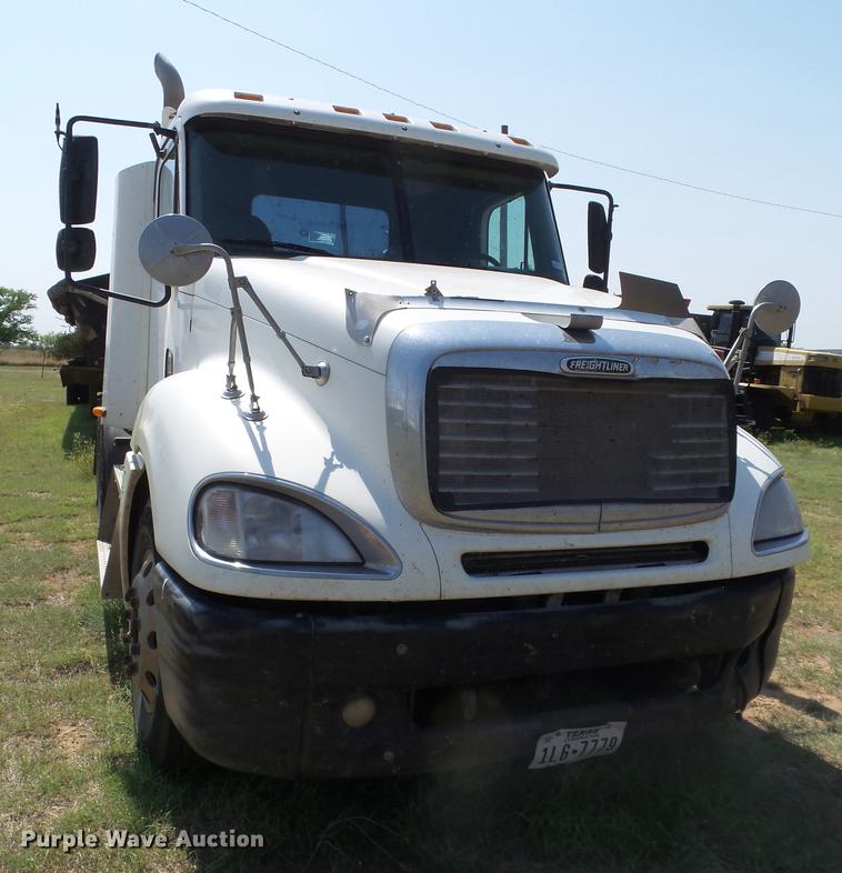 image for item DD1151 2003 Freightliner Columbia semi truck