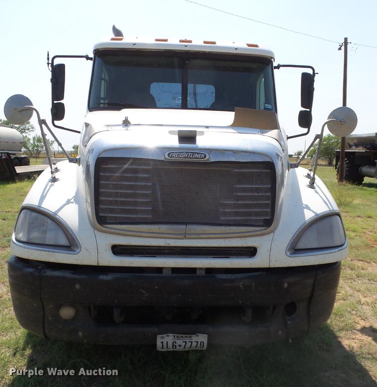 image for item DD1151 2003 Freightliner Columbia semi truck