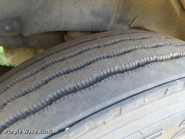 image for item DD1151 2003 Freightliner Columbia semi truck