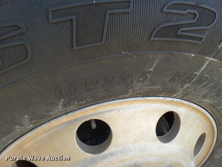 image for item DD1151 2003 Freightliner Columbia semi truck