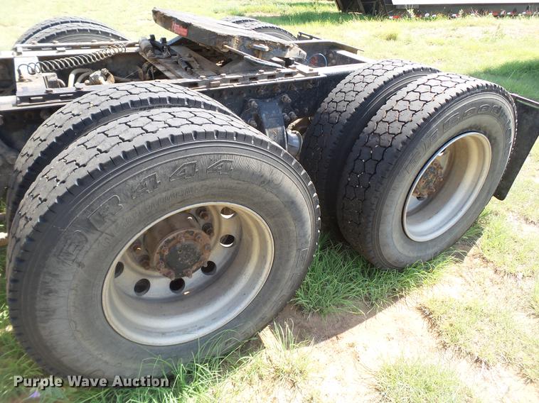 image for item DD1151 2003 Freightliner Columbia semi truck