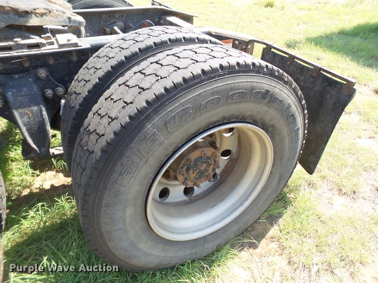 image for item DD1151 2003 Freightliner Columbia semi truck