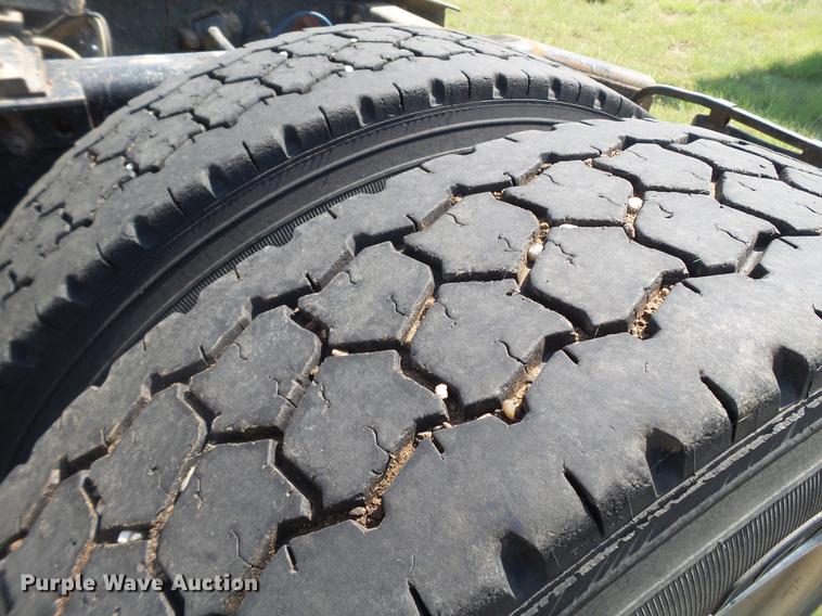 image for item DD1151 2003 Freightliner Columbia semi truck