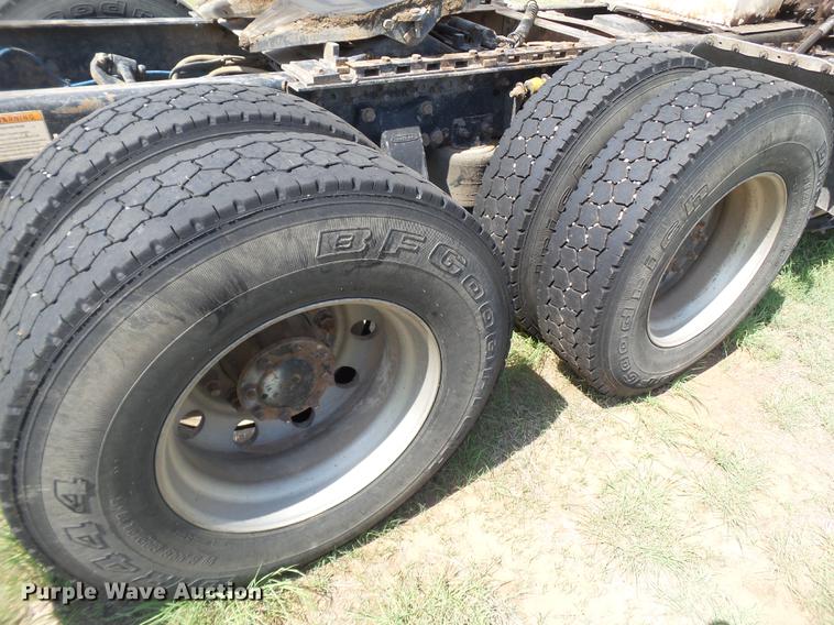 image for item DD1151 2003 Freightliner Columbia semi truck