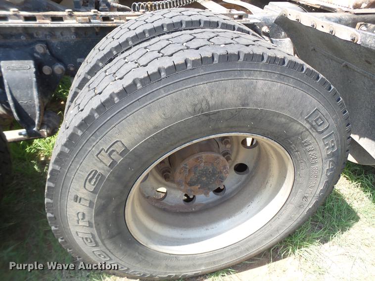 image for item DD1151 2003 Freightliner Columbia semi truck