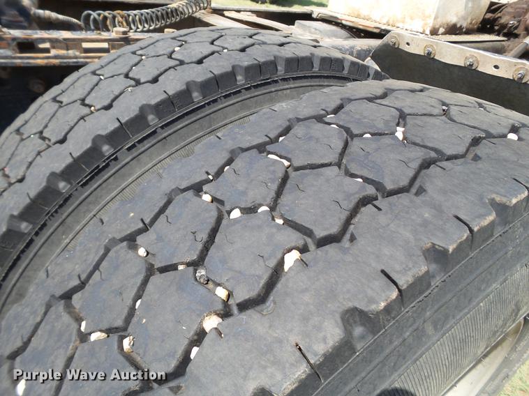 image for item DD1151 2003 Freightliner Columbia semi truck